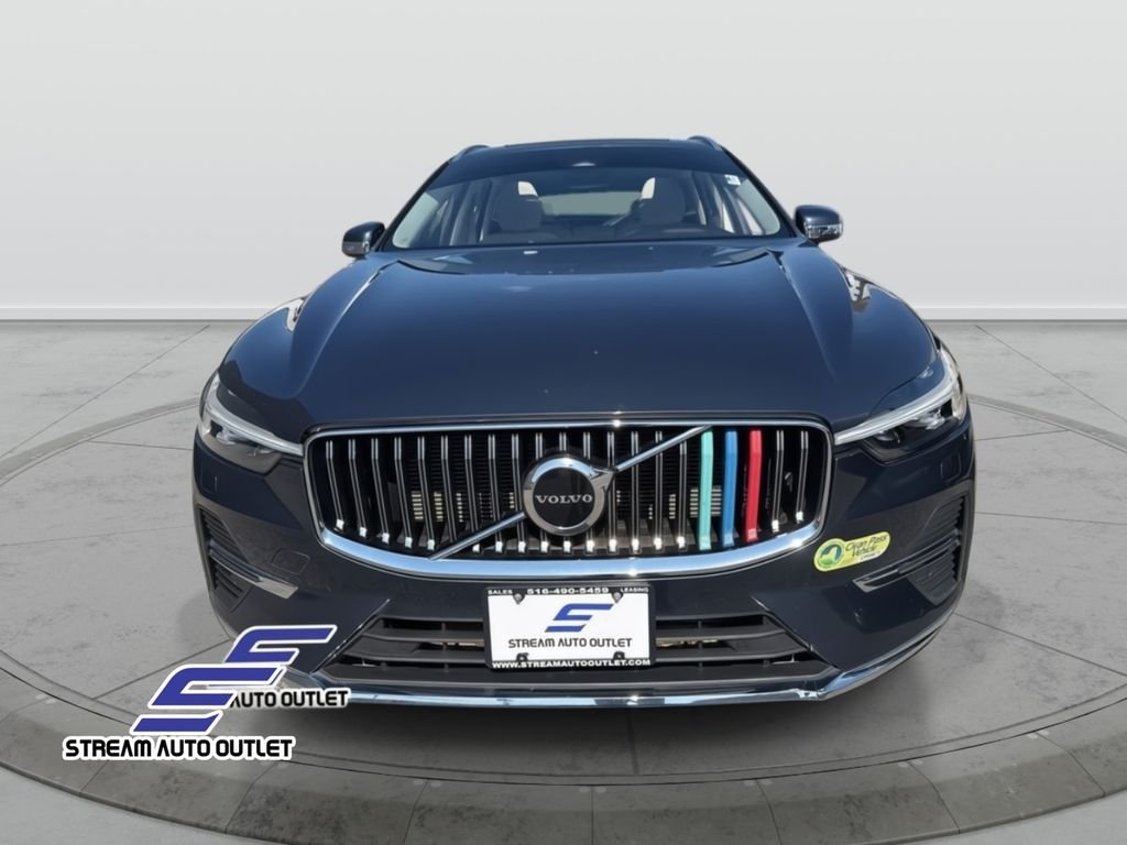 2023 Volvo XC60 Recharge Hybrid T8 Core photo 2