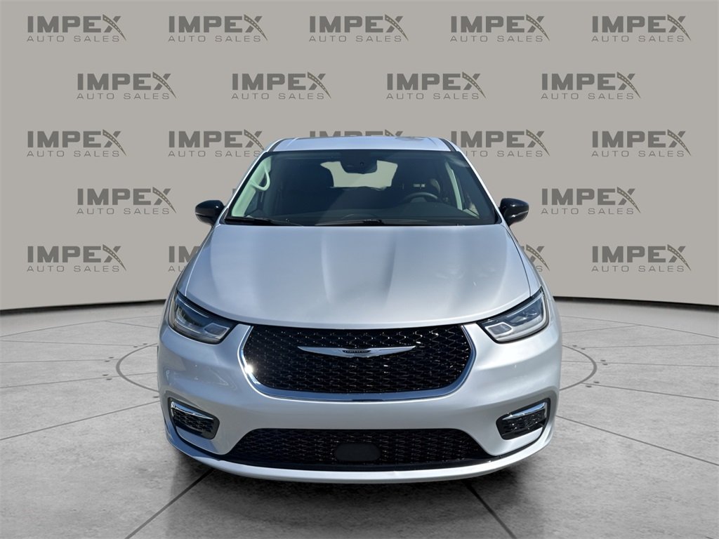 2024 Chrysler Pacifica Touring L photo 8