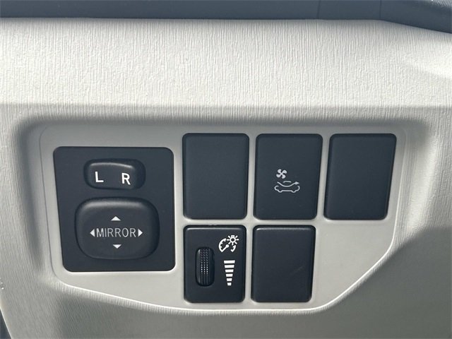 2013 Toyota Prius Four photo 11