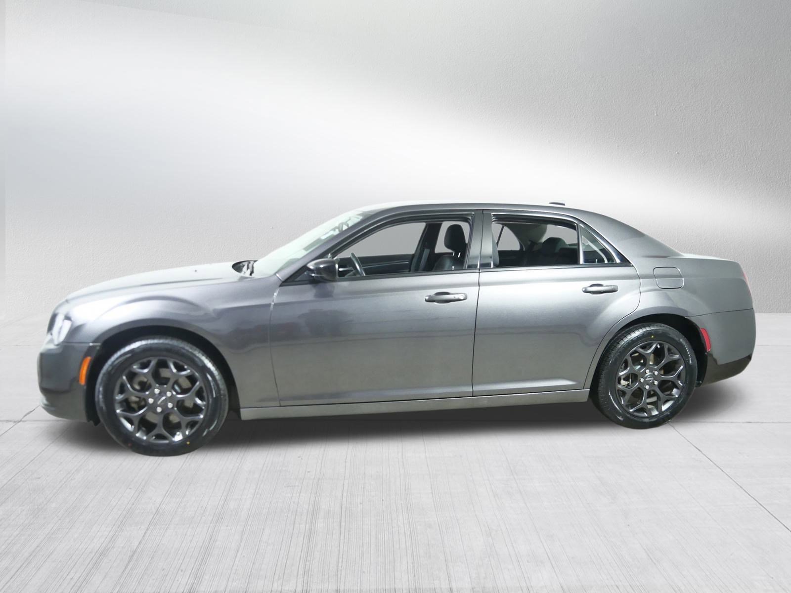 2022 Chrysler 300 Touring photo 4