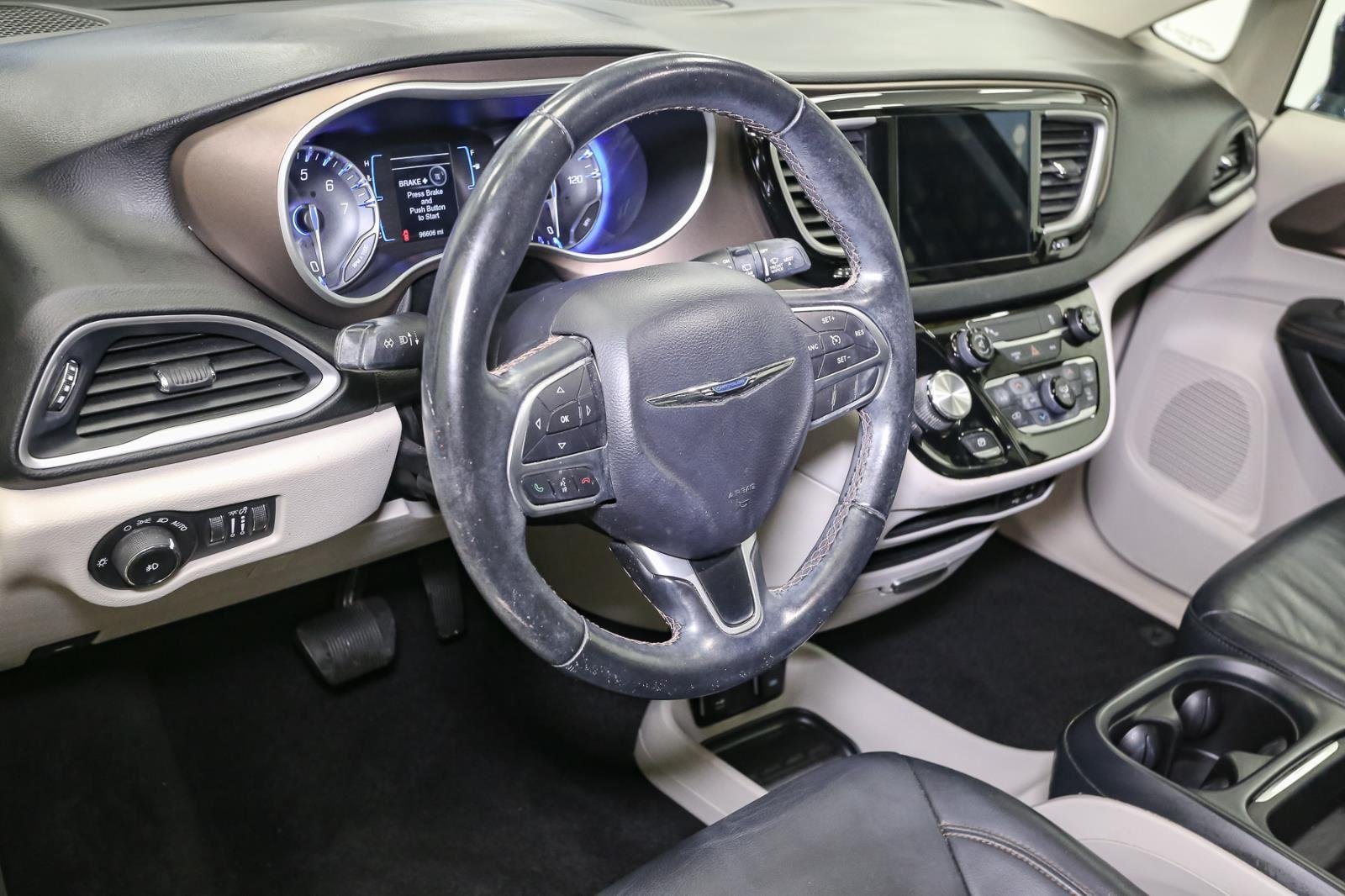 2017 Chrysler Pacifica Touring L photo 18