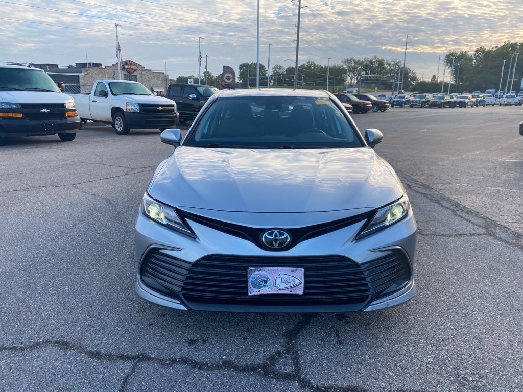 2022 Toyota Camry LE photo 2