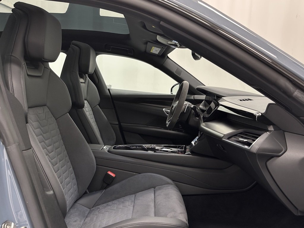 2022 Audi e-tron GT Premium Plus photo 18