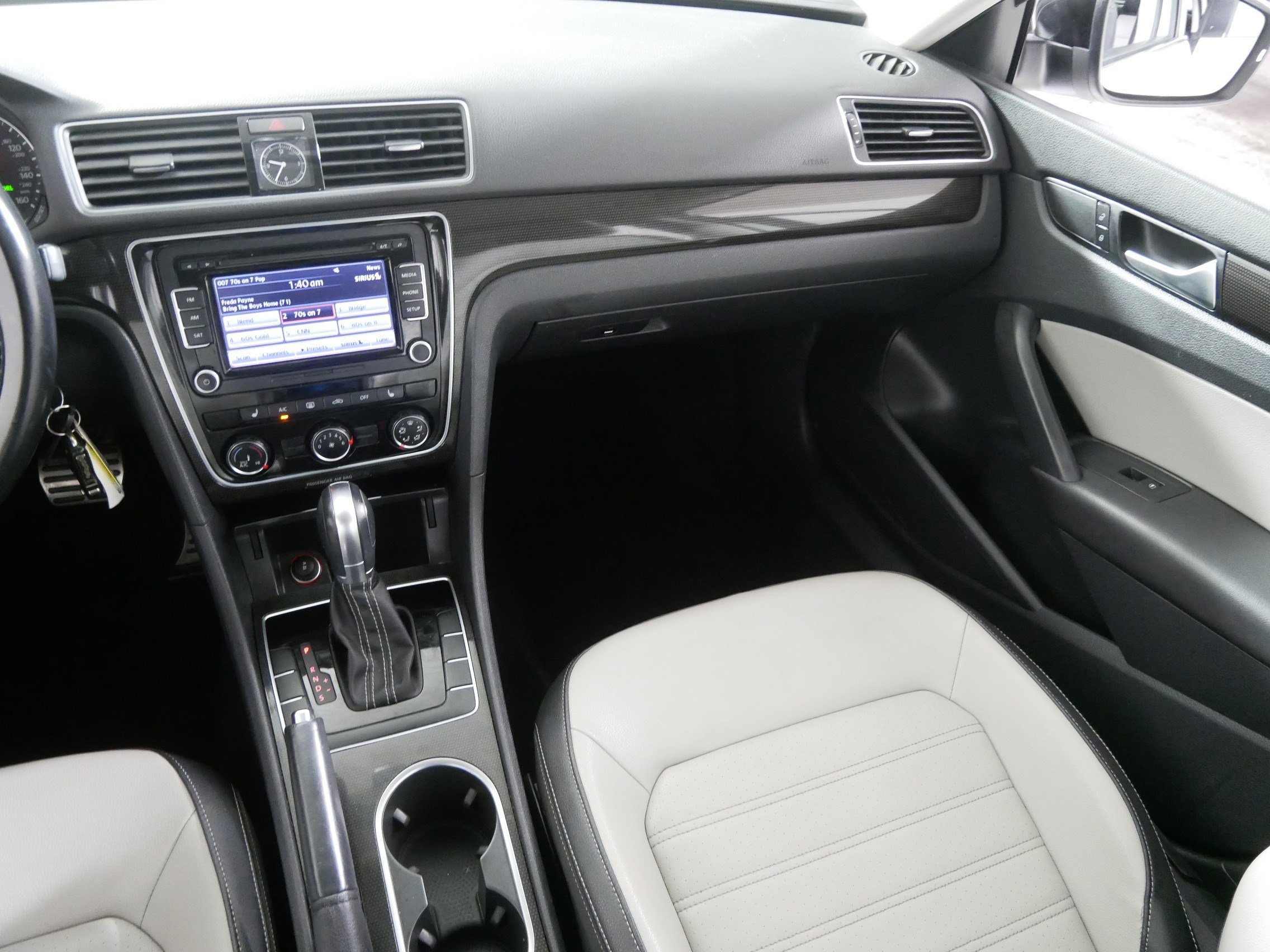 2015 Volkswagen Passat SE photo 11