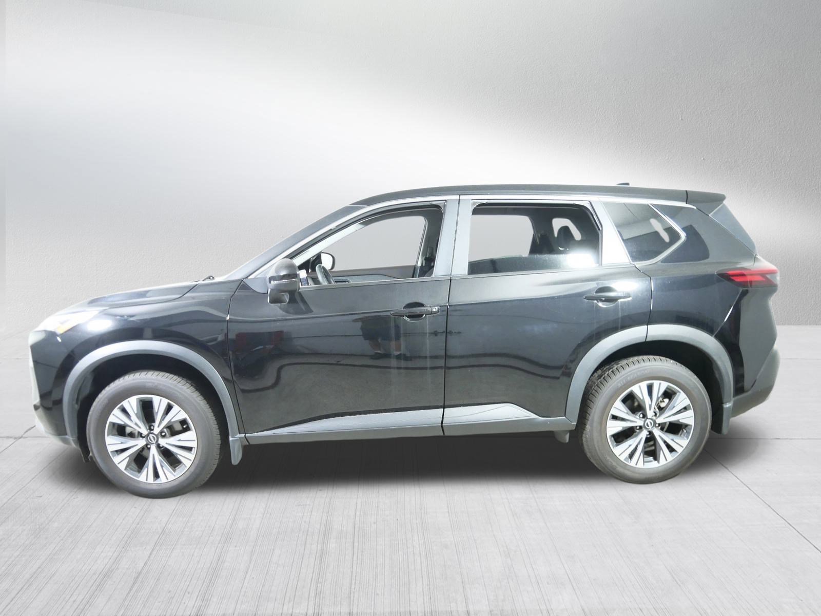 2022 Nissan Rogue SV photo 3