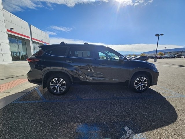2024 Toyota Highlander XLE photo 2