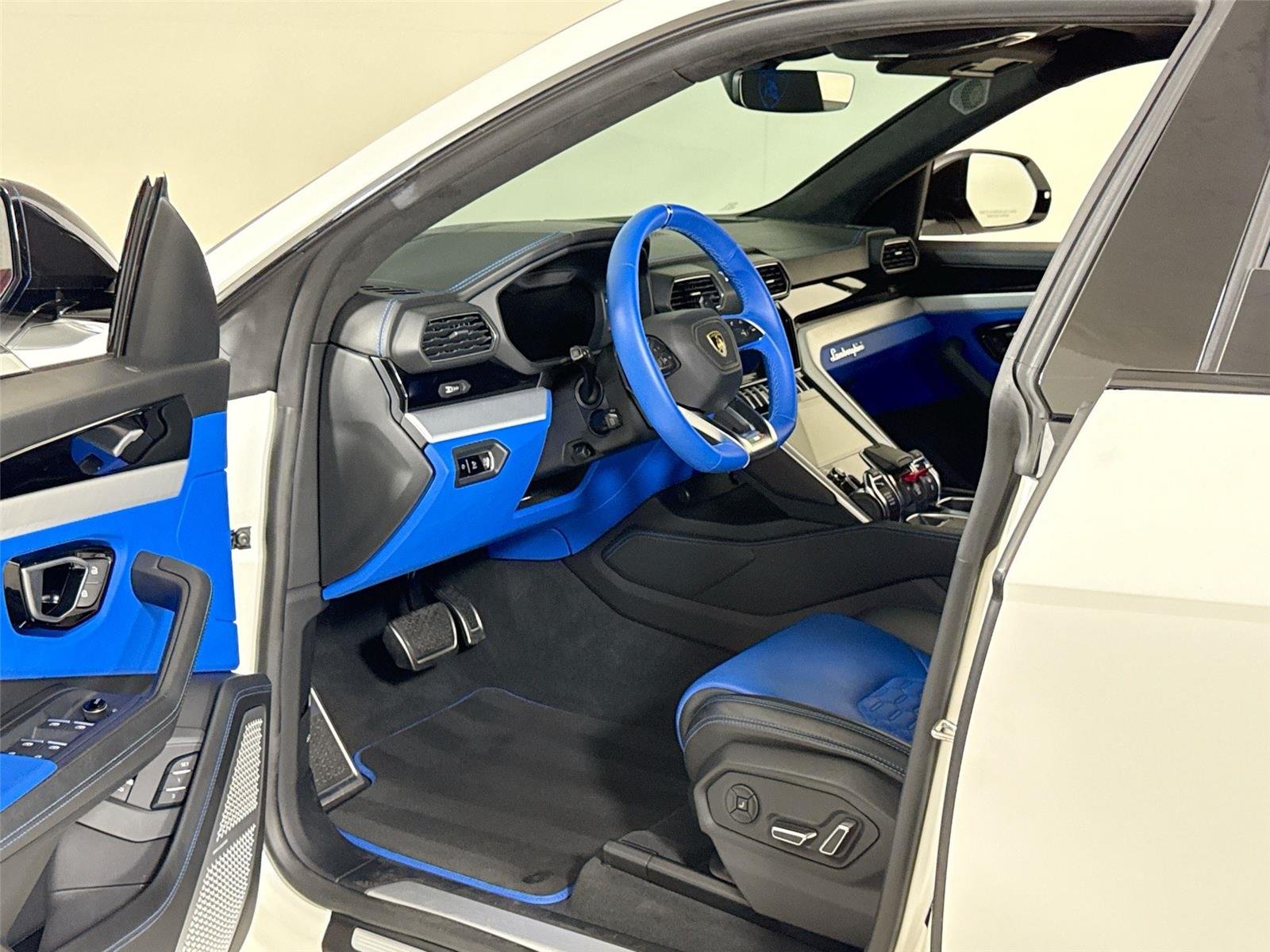 2021 Lamborghini Urus photo 11