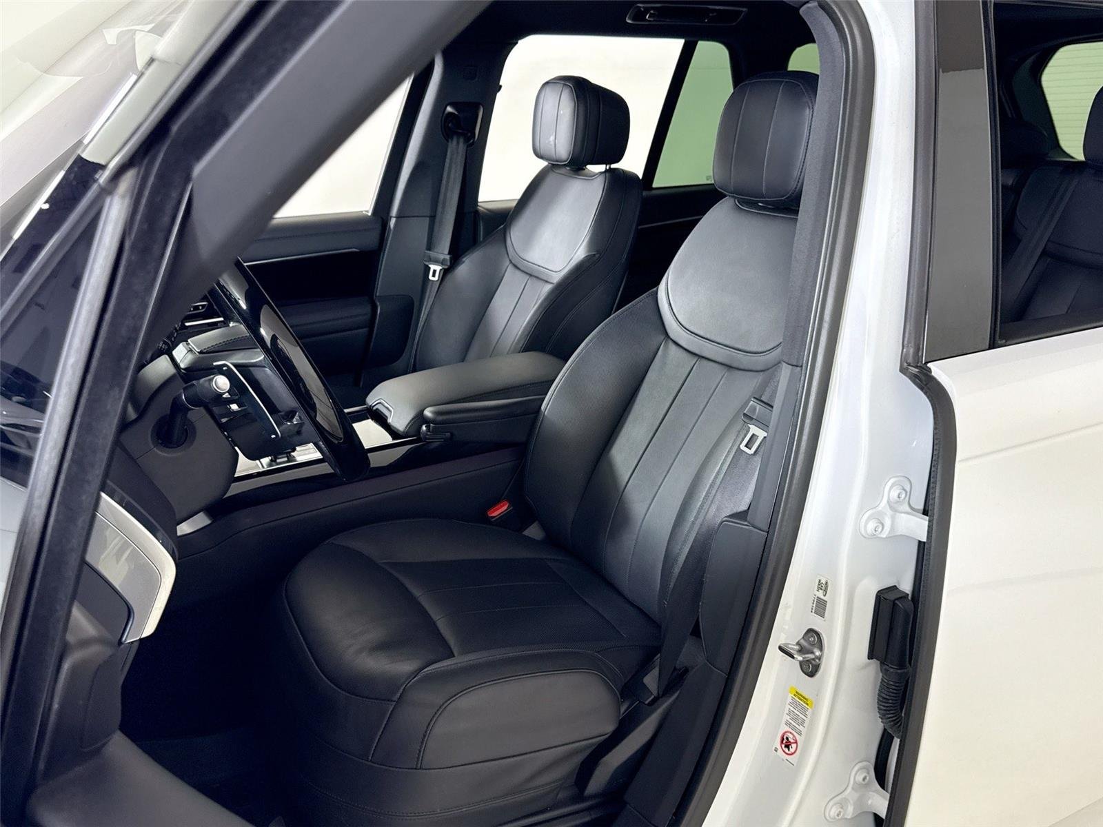 2023 Land Rover Range Rover SE photo 10
