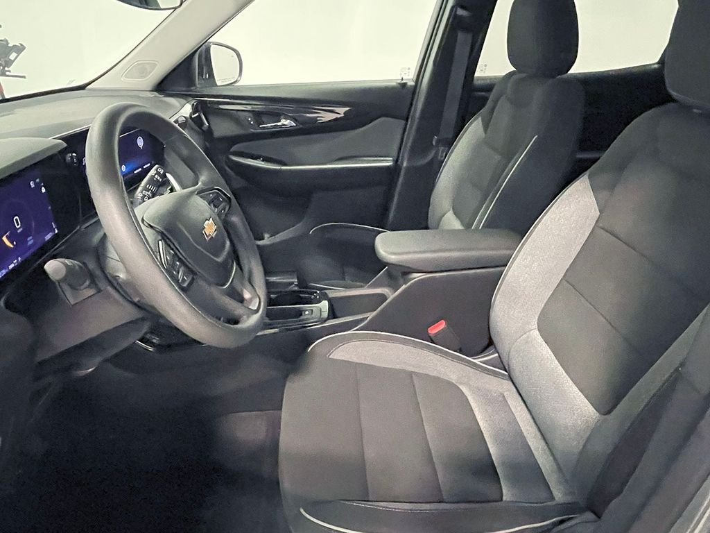 2025 Chevrolet Trailblazer LS photo 2