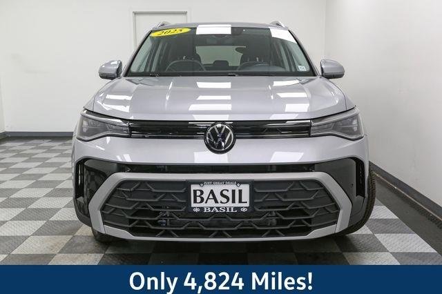 2025 Volkswagen Taos SE photo 3