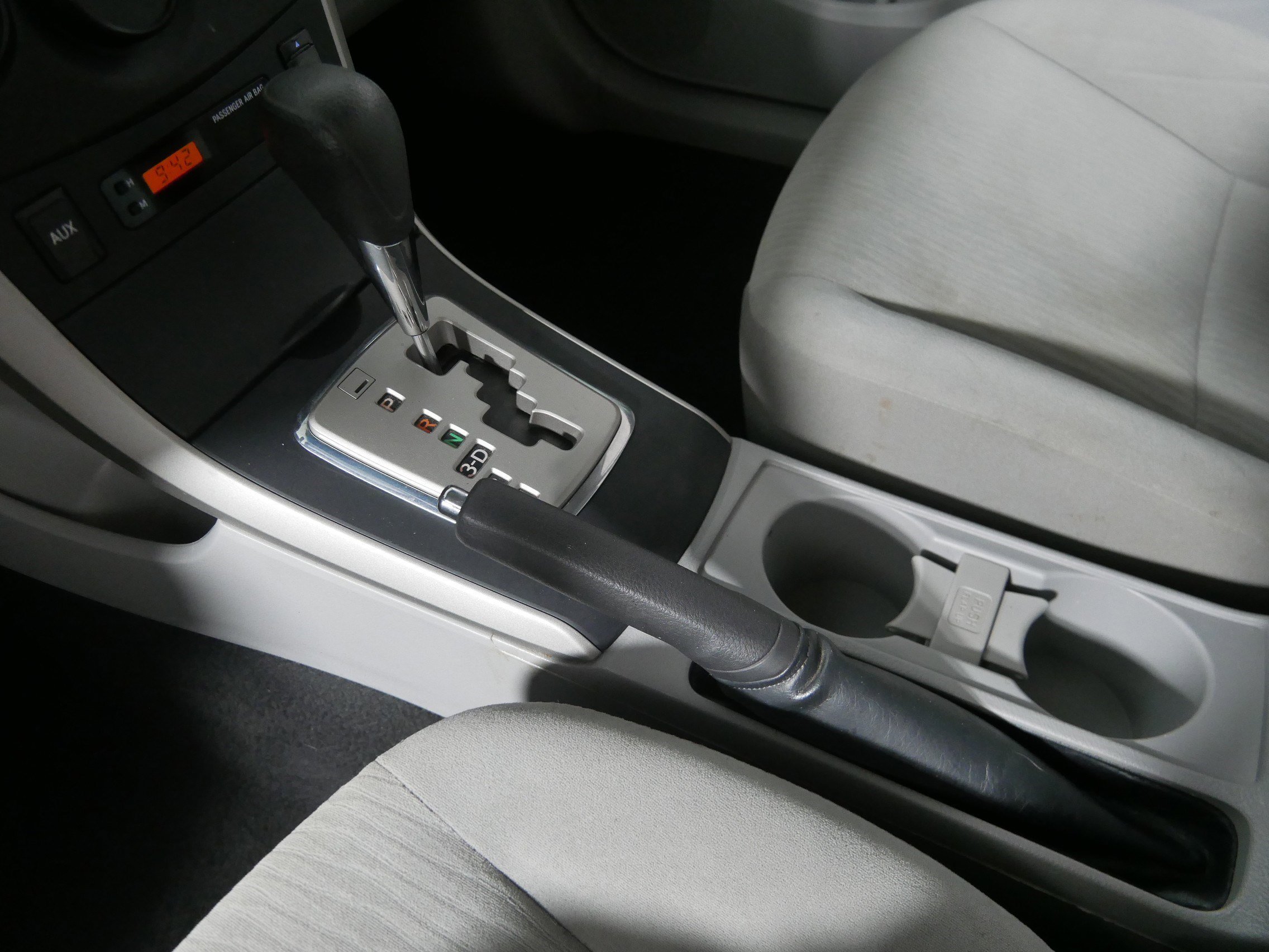 2010 Toyota Corolla LE photo 21
