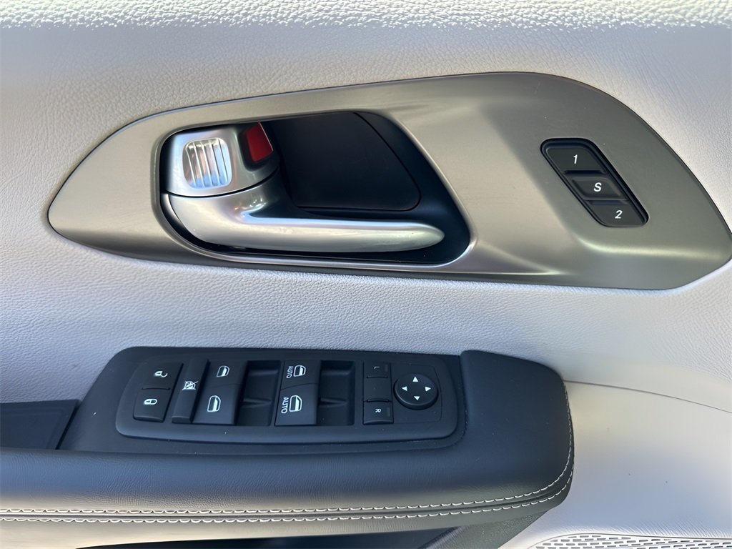2024 Chrysler Pacifica Touring L photo 28