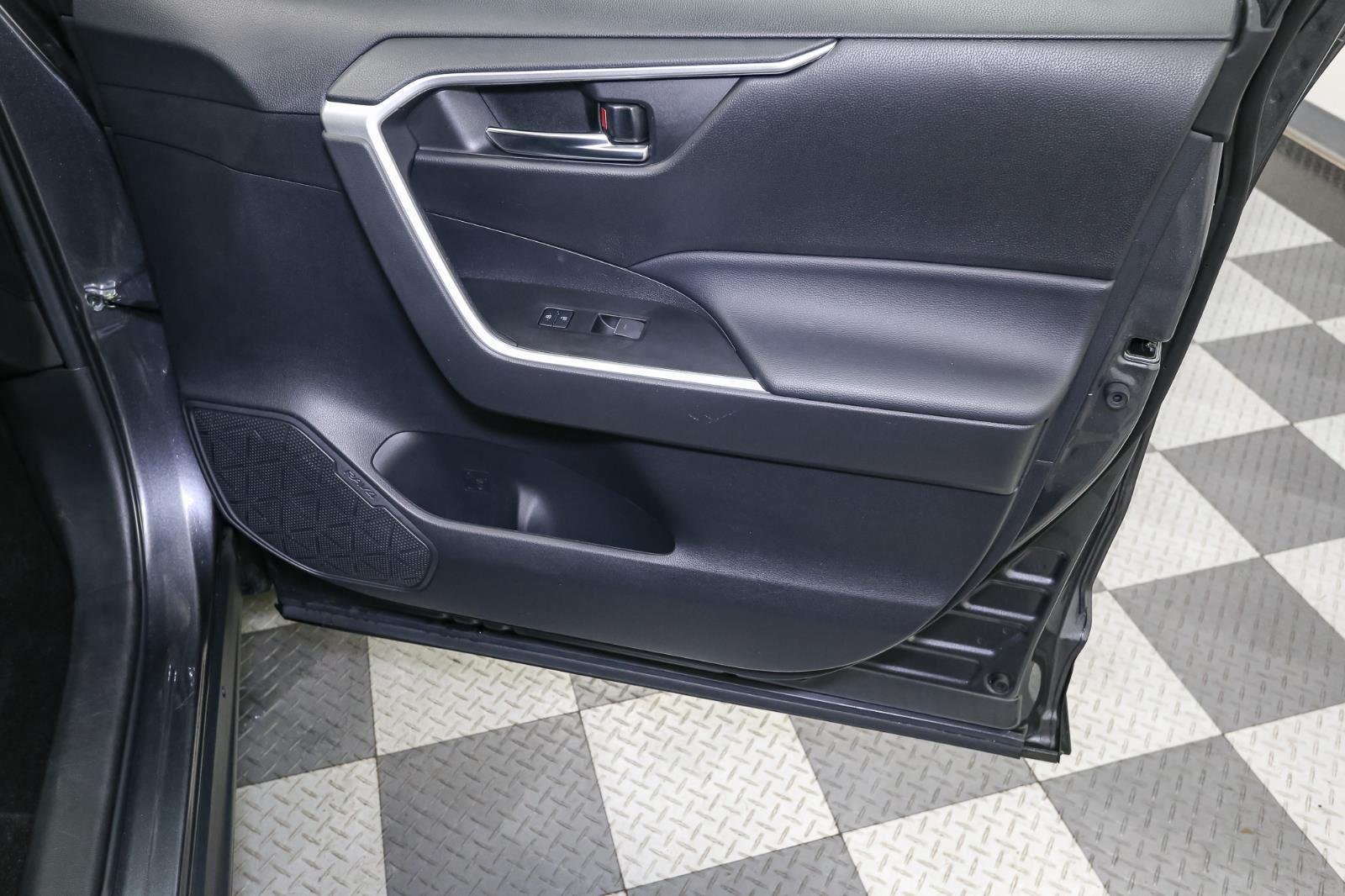 2022 Toyota RAV4 Hybrid SE photo 17