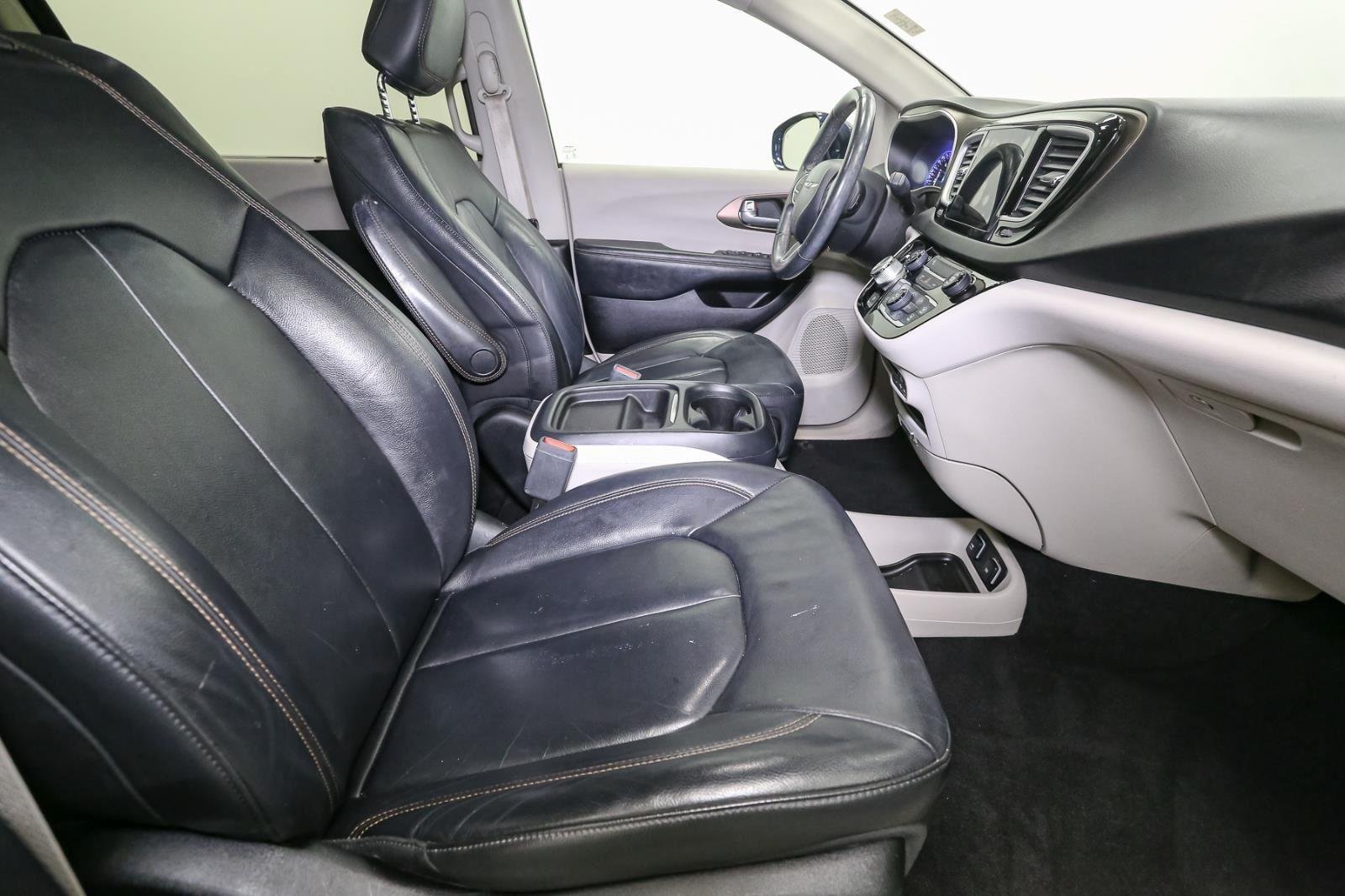 2017 Chrysler Pacifica Touring L photo 14