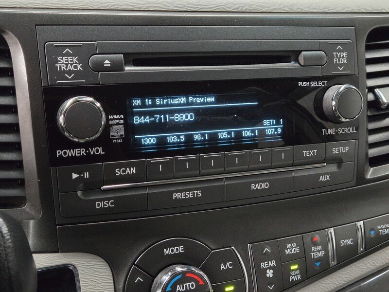 2013 Toyota Sienna LE photo 16