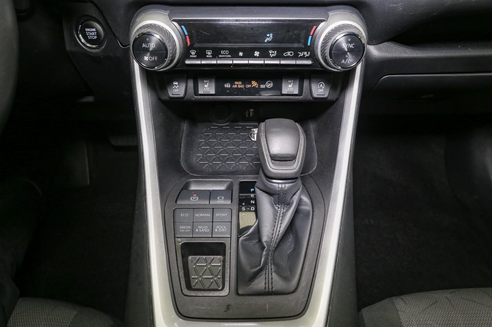 2024 Toyota RAV4 XLE photo 26