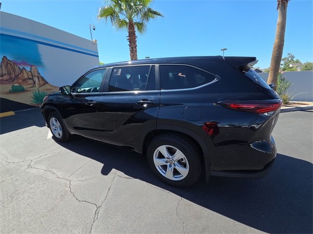 2024 Toyota Highlander LE photo 4