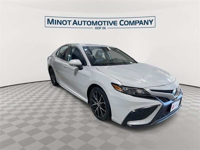 2022 Toyota Camry SE photo 2