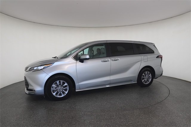 2023 Toyota Sienna XLE photo 5