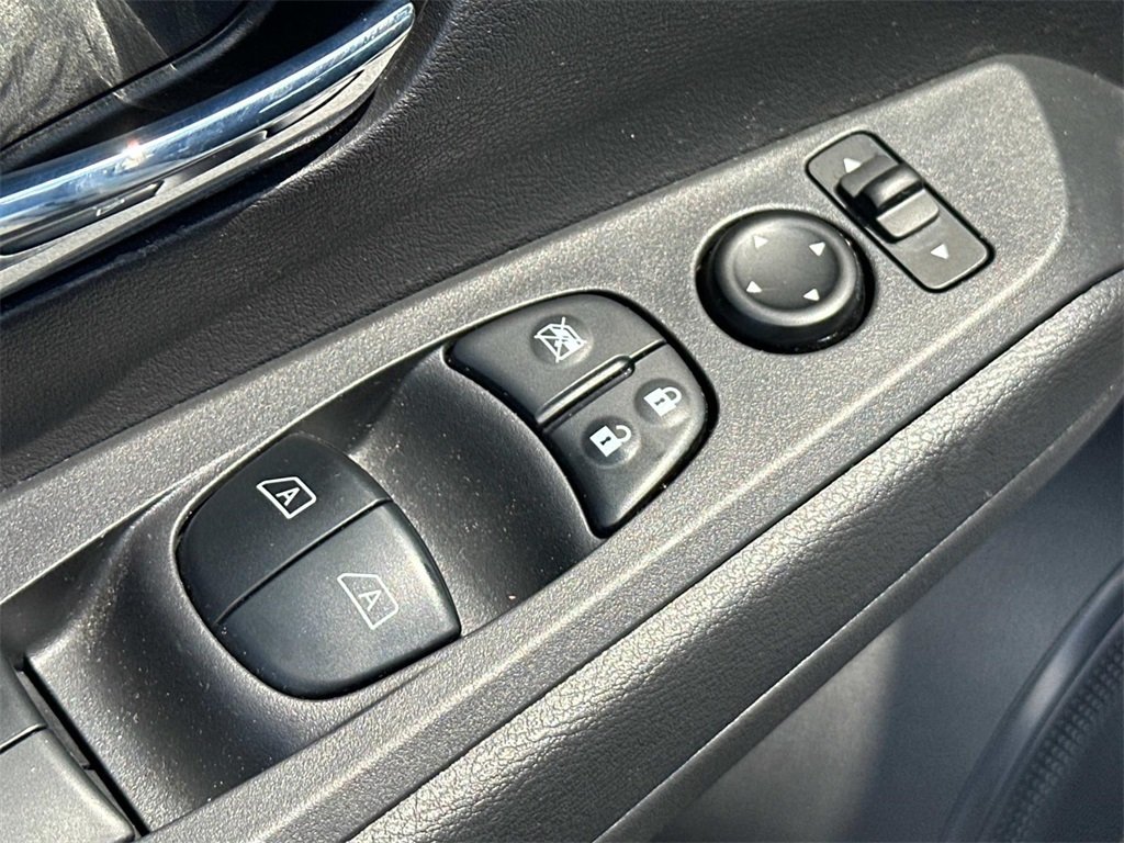 2024 Nissan Kicks SR photo 26