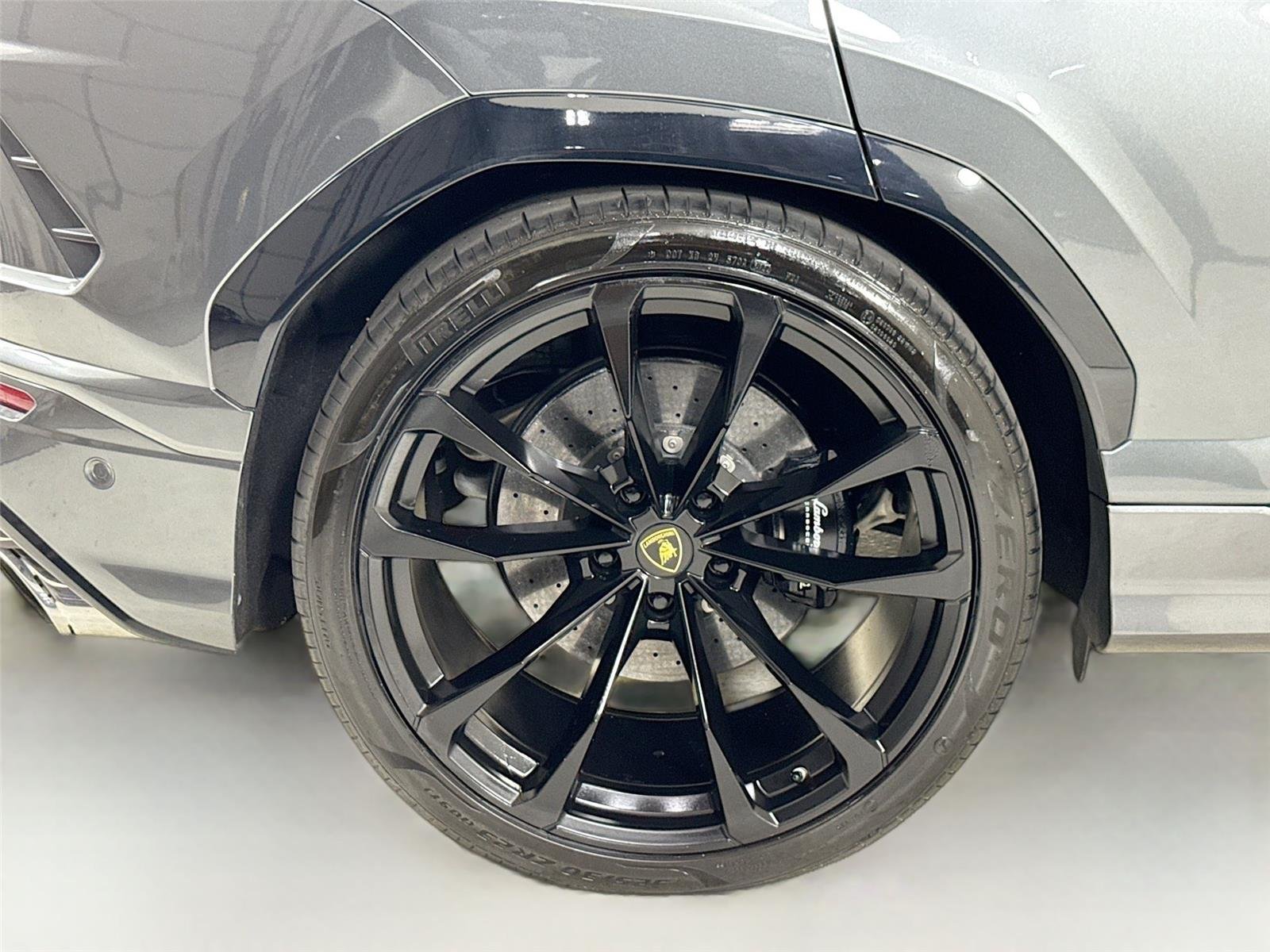 2019 Lamborghini Urus Base photo 39
