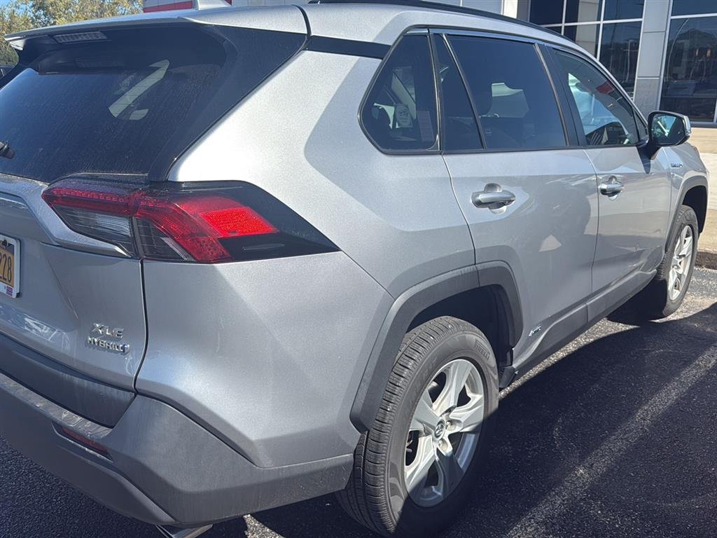 2020 Toyota RAV4 Hybrid XLE photo 2