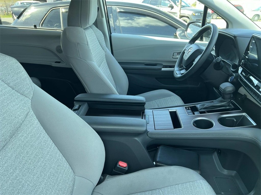 2022 Toyota Sienna LE photo 7
