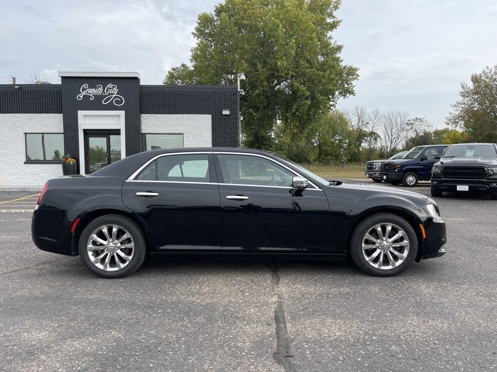 2017 Chrysler 300 C photo 3