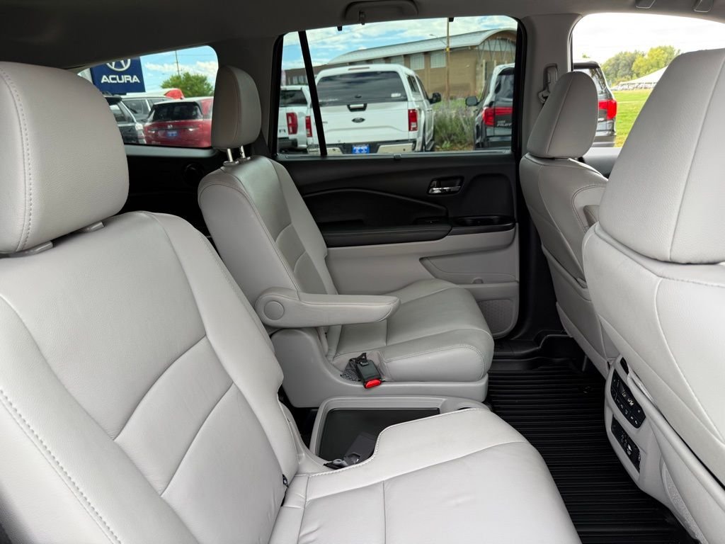 2021 Honda Pilot Touring photo 17