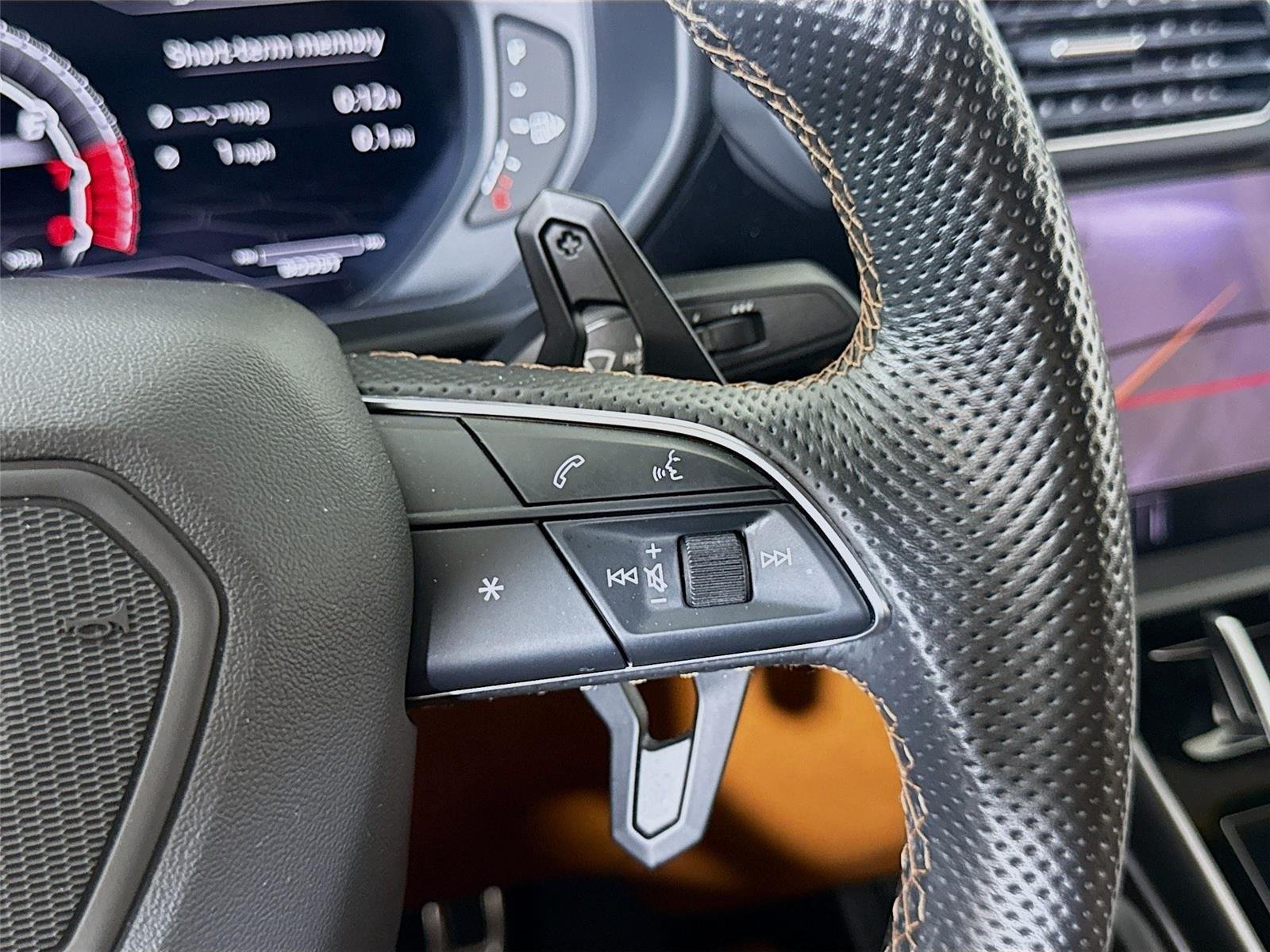 2019 Lamborghini Urus Base photo 19