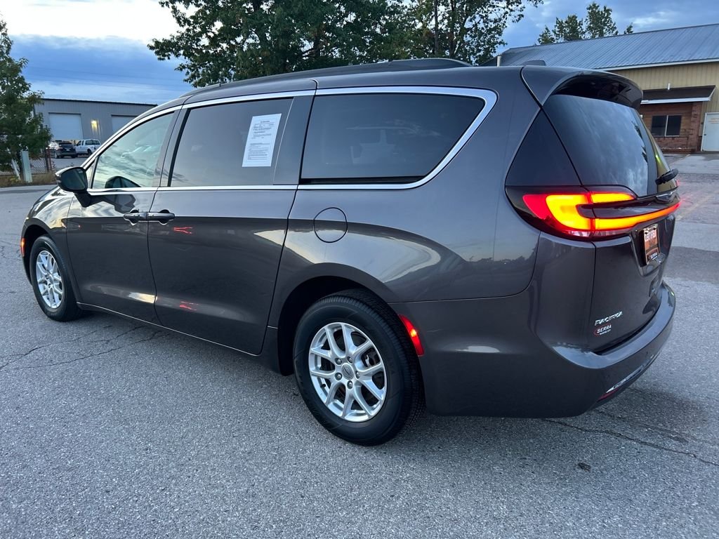 2022 Chrysler Pacifica Touring L photo 3