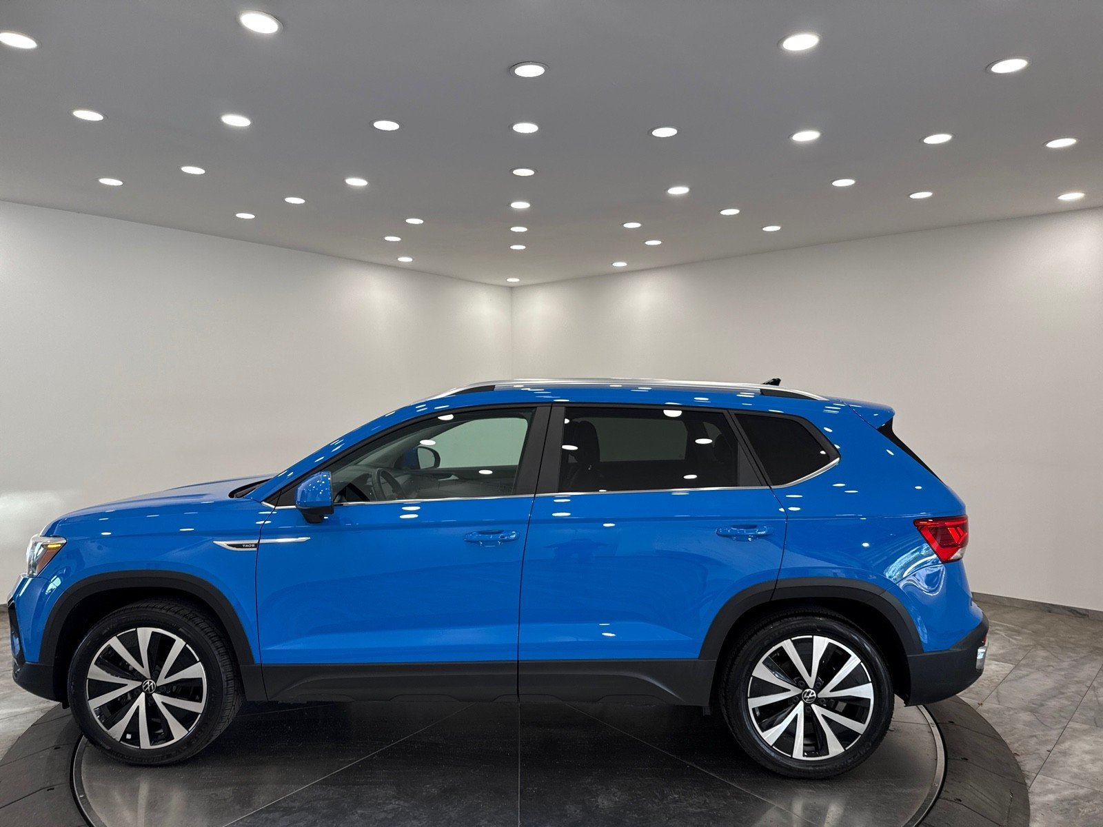 2023 Volkswagen Taos SE photo 4