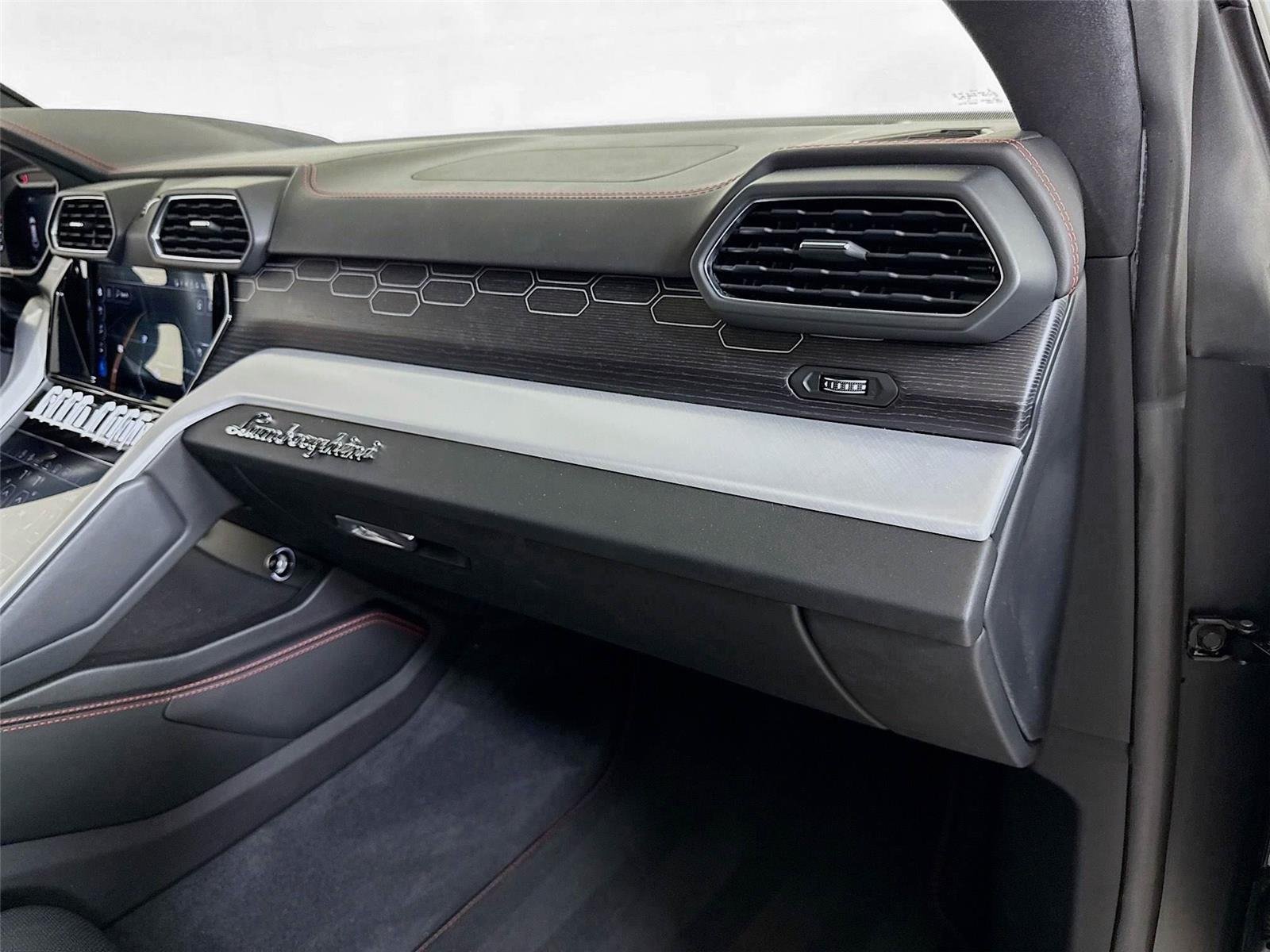 2020 Lamborghini Urus photo 35