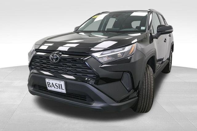 2025 Toyota RAV4 XLE photo 4