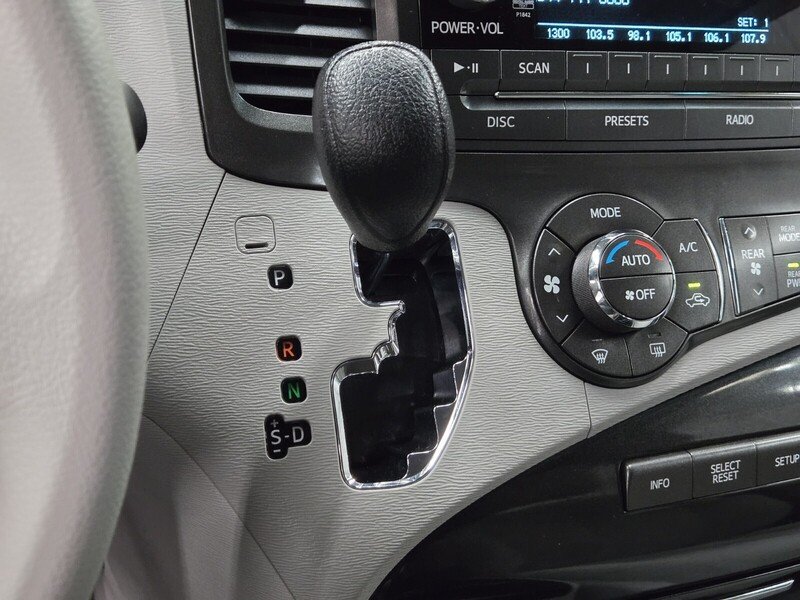 2013 Toyota Sienna LE photo 18