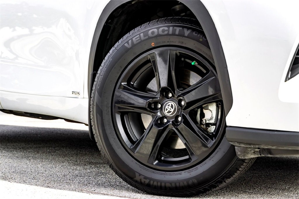 2023 Toyota Highlander Hybrid LE photo 2