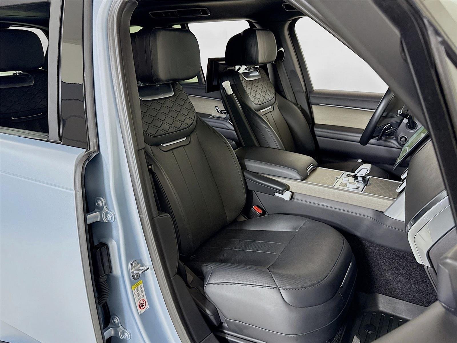 2023 Land Rover Range Rover SV photo 28