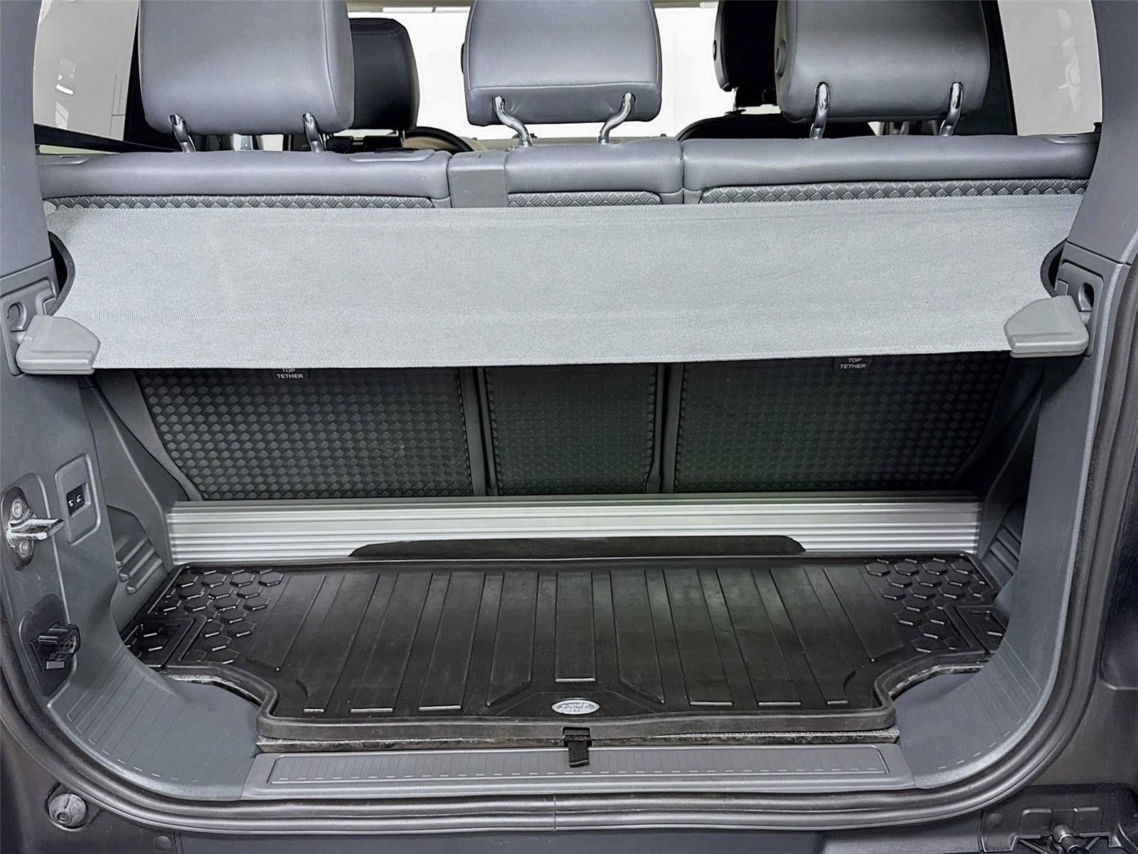 2024 Land Rover Defender X-Dynamic SE photo 17