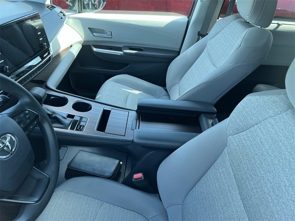 2022 Toyota Sienna LE photo 17