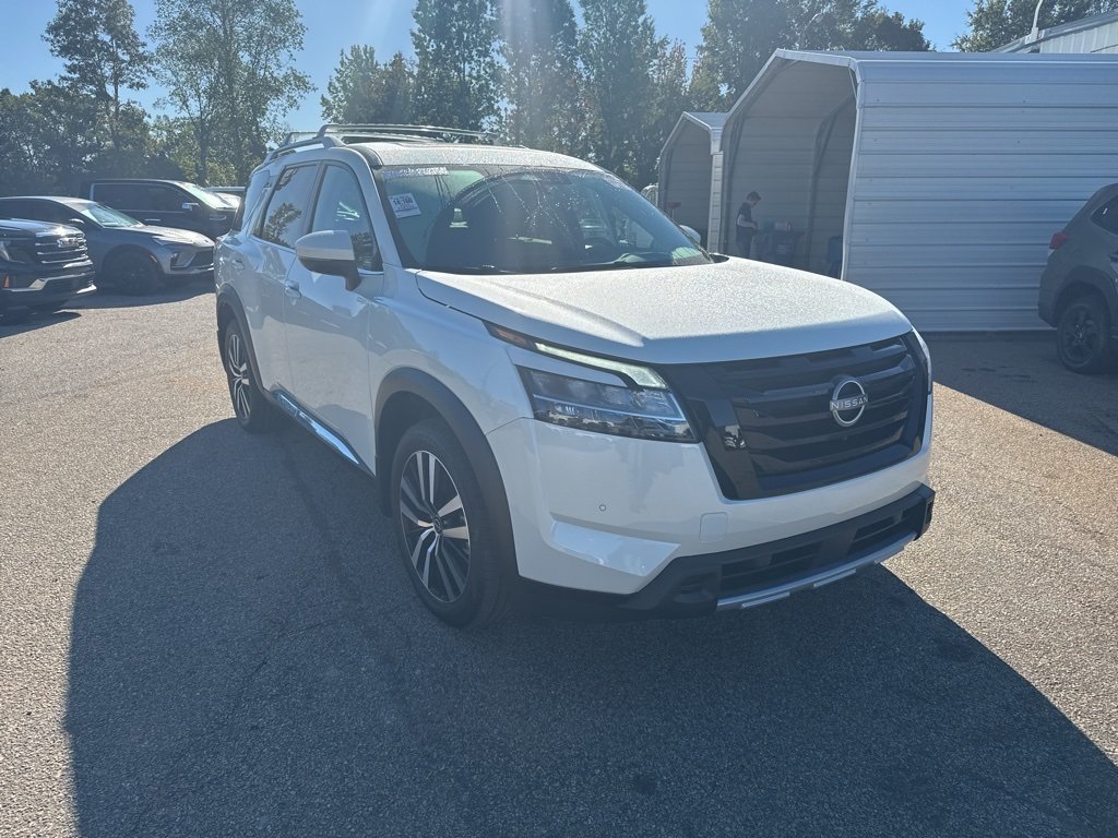 2024 Nissan Pathfinder Platinum photo 3