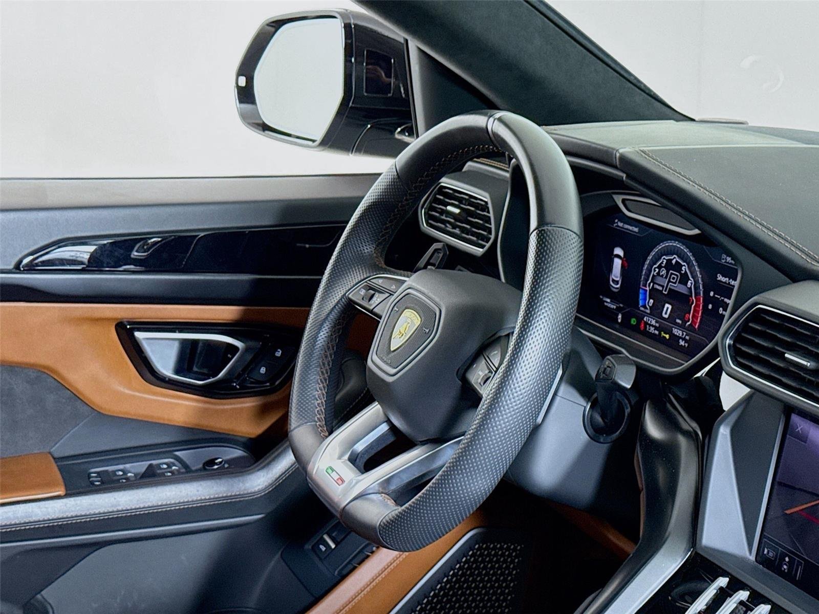 2019 Lamborghini Urus Base photo 33