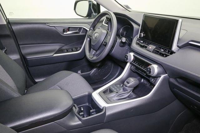 2025 Toyota RAV4 XLE photo 16
