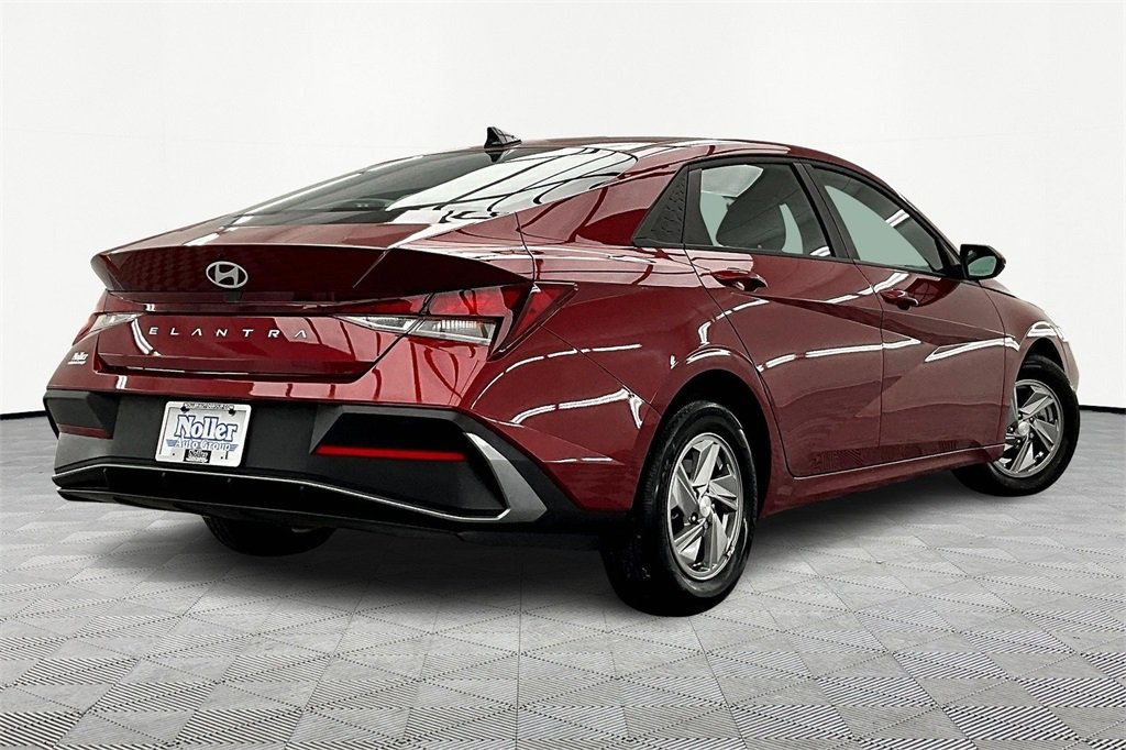 2024 Hyundai Elantra SE photo 2