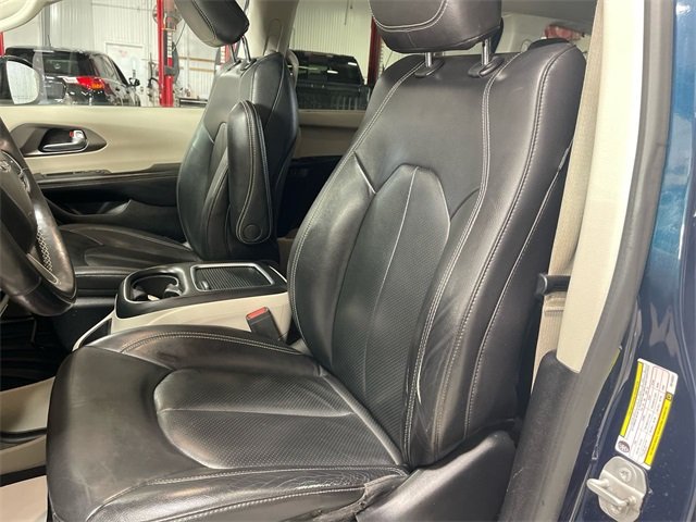 2022 Chrysler Pacifica Touring L photo 11