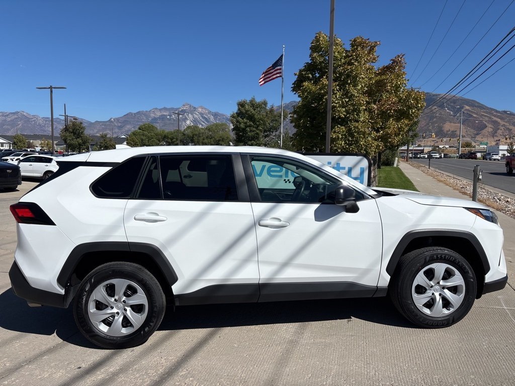 2024 Toyota RAV4 LE photo 4