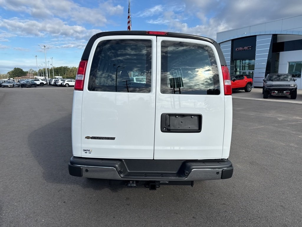 2025 Chevrolet Express 3500 Work Van photo 4
