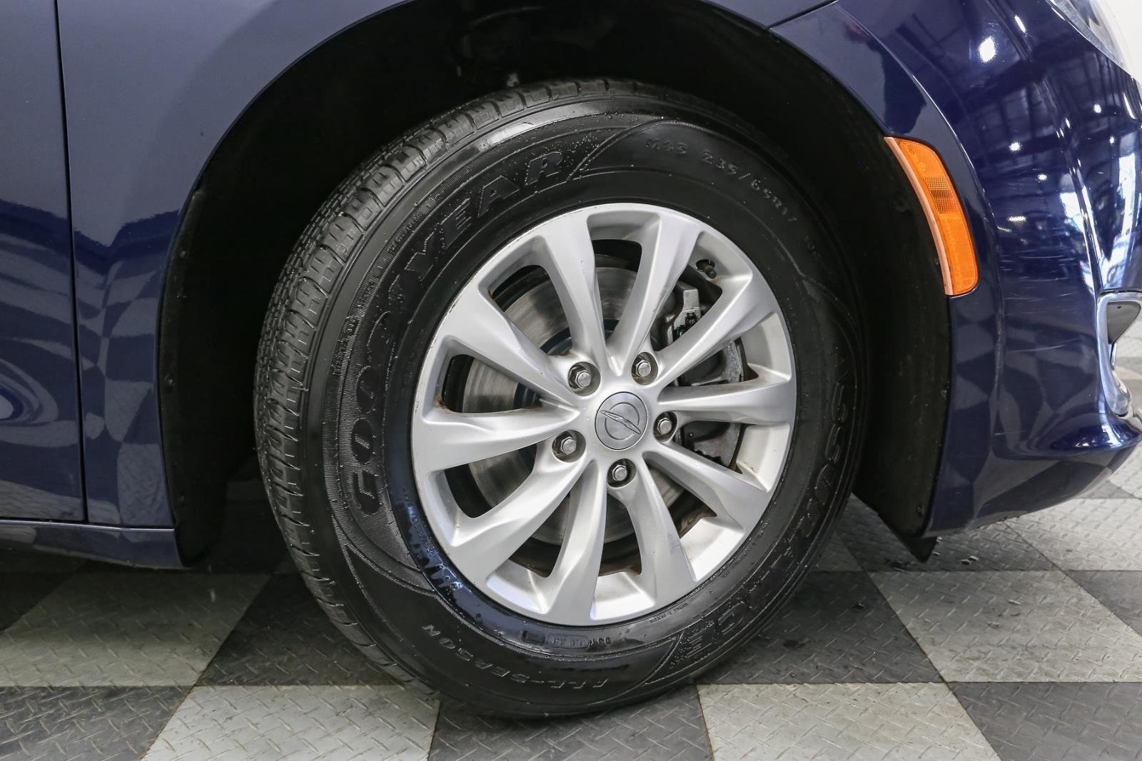 2017 Chrysler Pacifica Touring L photo 13