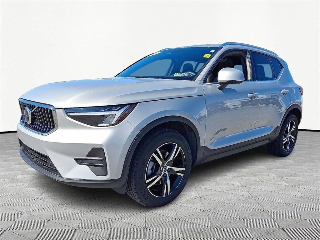 2025 Volvo XC40 Core photo 3