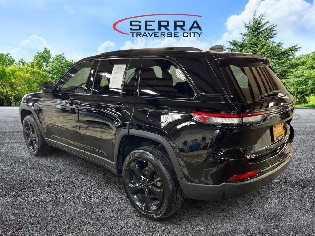2023 Jeep Grand Cherokee Altitude photo 2