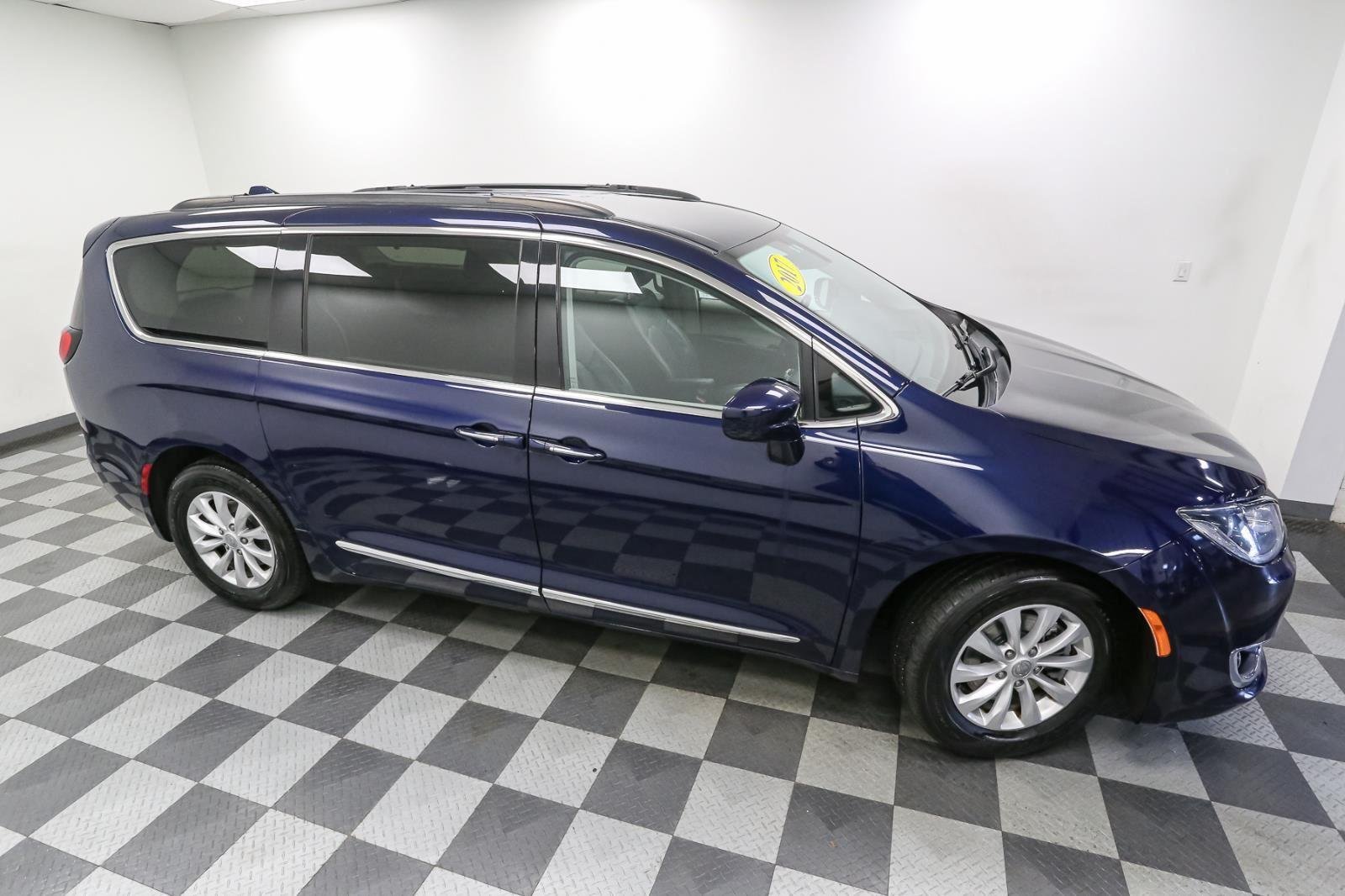 2017 Chrysler Pacifica Touring L photo 5